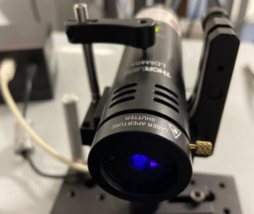 Emissione del laser cw a 405nm, LDM405, Thorlabs.