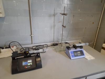 Reattore microfluidico di tipo flow-focusing con pompe microfluidiche Harvard