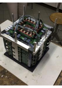 Dettaglio sull’elettronica del dose profiler, tracciatore di protoni a fibre scintillanti, sviluppato in LaSTRAM per il  monitoraggio di trattamenti con ioni carbonio. Si nota l’FPGA superiore, che riceve i segnali da tutte le schede poste ai lati del rivelatore, le combina ed effettua una ricostruzione di traccia del protone.