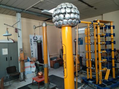 Generatore di MARX Passoni e Villa per prova impulsive (sovratensioni di manovra, atmosferiche, etc.) su materiali e componenti elettrici fino a 600 kV. 