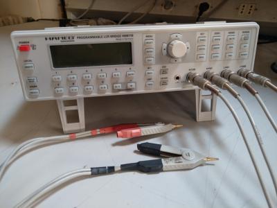 Ponte di misura HAMEG HM8118 per induttanze, capacità, resistenze ed angoli di perdita. 