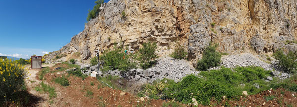 Vista panoramica della parete sede del laboratorio naturale. Panoramic view of the rock wall hosing the the laboratory.