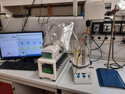 Combinazione di sistemi biochimici ed elettrochimici per la produzione di idrogeno da residui organici