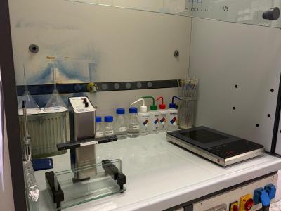 Strumento per derivatizzazione di lastre HPTLC ad immersione e piastra riscaldante Strumento per derivatizzazione di lastre HPTLC ad immersione e piastra riscaldante