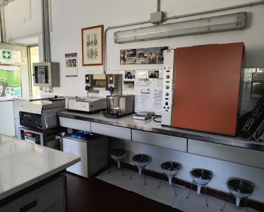 Centrifuga, spettrofotometro, bilancia di precisione, stufa